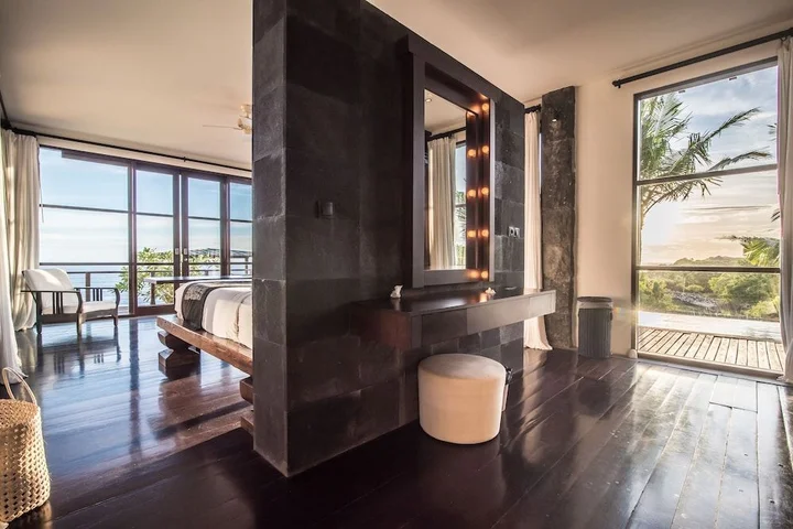 Унгасан: Absolute Cliff Front Pandawa Beach Villa
