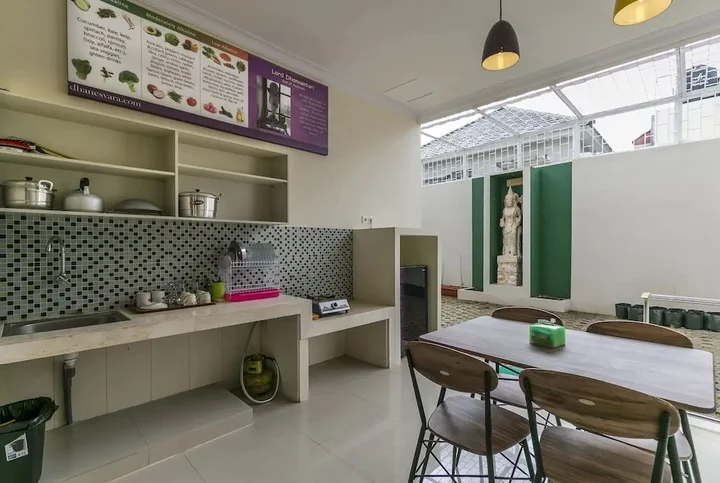 Бату: Dhanesvara Holistic Villa