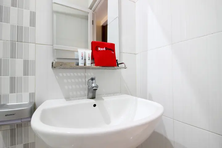 Депок: RedDoorz Plus near UPN Jogjakarta 2