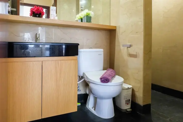 Джакарта: Direct Pool Access Lavenue Apartment