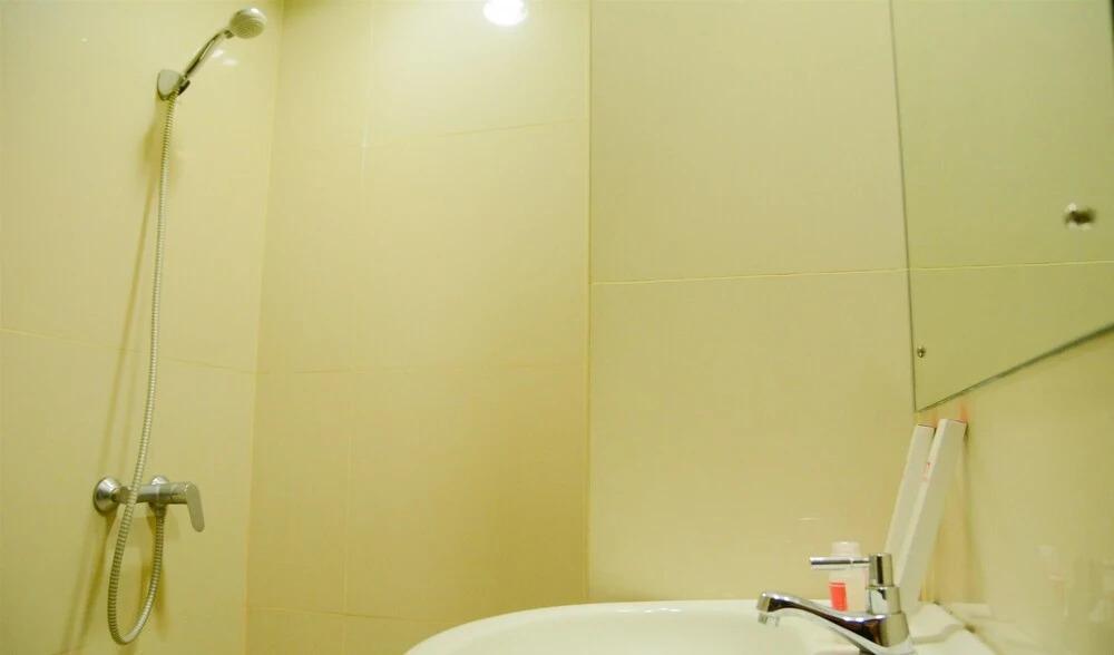 Legok: Simply Studio Room Atria Residence Apartment near Summarecon Mall By Travelio