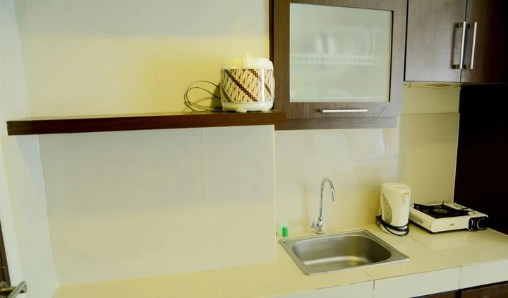 Legok: Simply Studio Room Atria Residence Apartment near Summarecon Mall By Travelio