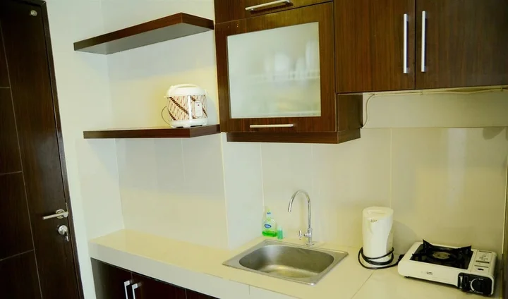 Legok: Simply Studio Room Atria Residence Apartment near Summarecon Mall By Travelio