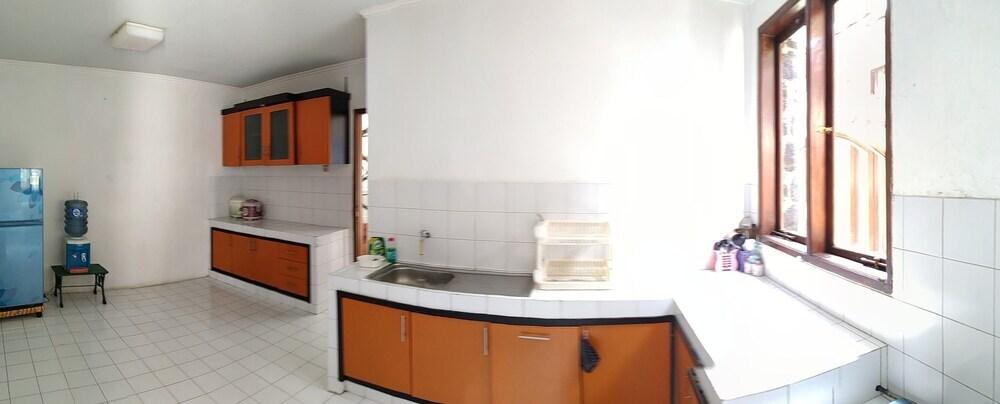 Чипанас: Villa Pinggir Danau Puncak for 30 pax