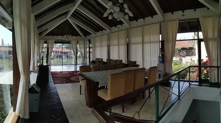 Чипанас: Villa Pinggir Danau Puncak for 30 pax