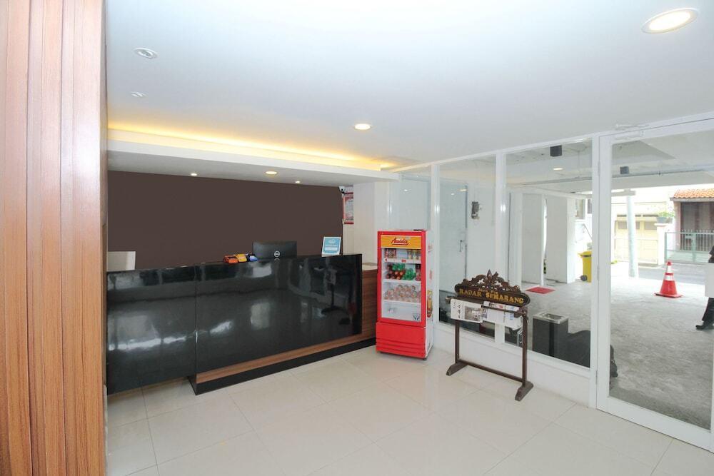 Семаранг: Airy Simpang Lima Anggrek Satu 18 Semarang