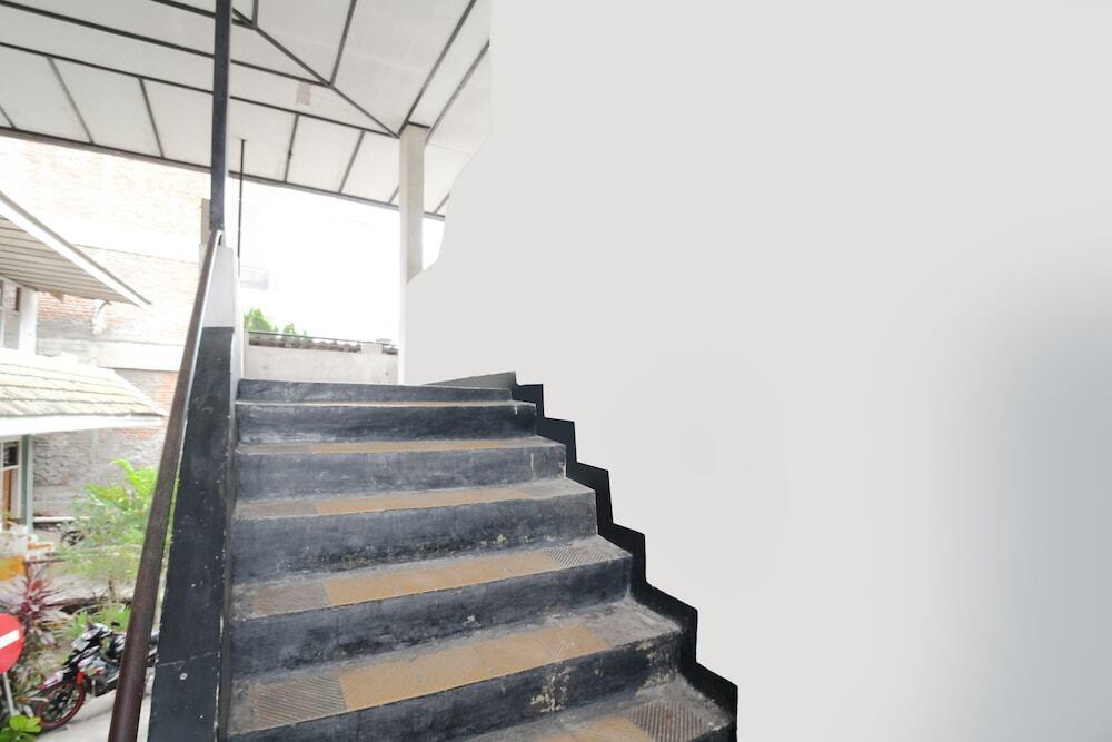 Палу: Airy Pattimura 30 Palu
