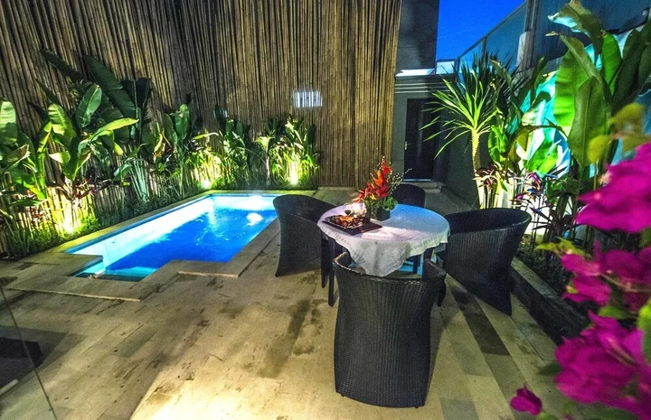 Кута: Black and Red Oberoi Villa
