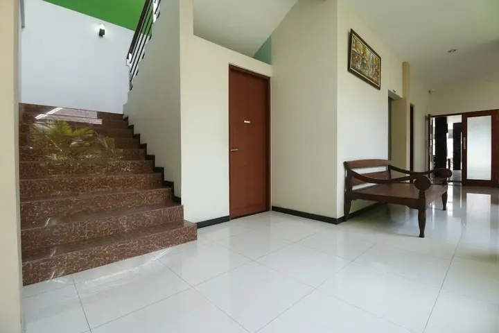 Суракарта: Airy Terminal Tirtonadi Setiabudi 45 Solo
