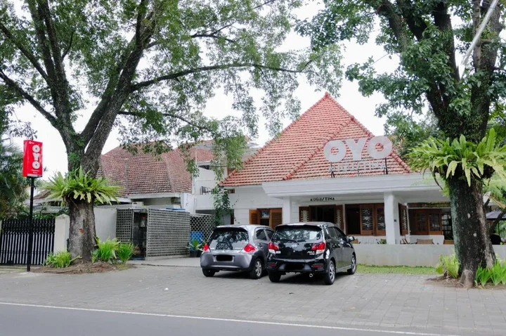 Маланг: OYO 626 Augustina Home