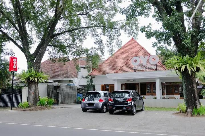 Маланг: OYO 626 Augustina Home
