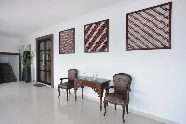 Батуретно: OYO 611 The Edwin Syariah