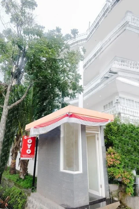 Маланг: Oyo 696 Hasanah Guest House Syariah de Saphire
