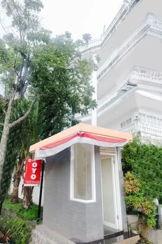 Маланг: Oyo 696 Hasanah Guest House Syariah de Saphire