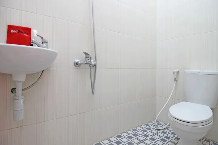 Суракарта: RedDoorz near Terminal Tirtonadi