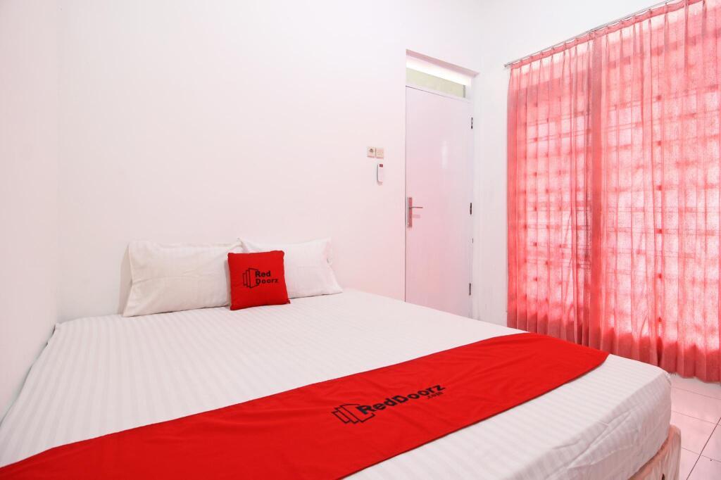 Суракарта: RedDoorz near Terminal Tirtonadi