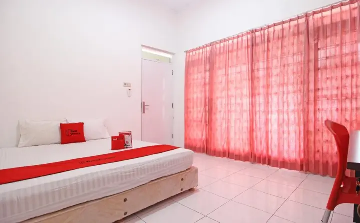 Суракарта: RedDoorz near Terminal Tirtonadi