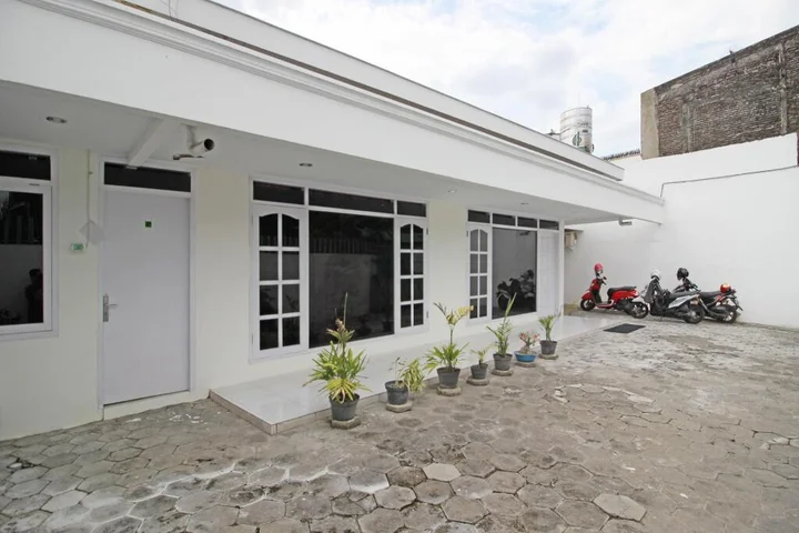 Суракарта: RedDoorz near Terminal Tirtonadi