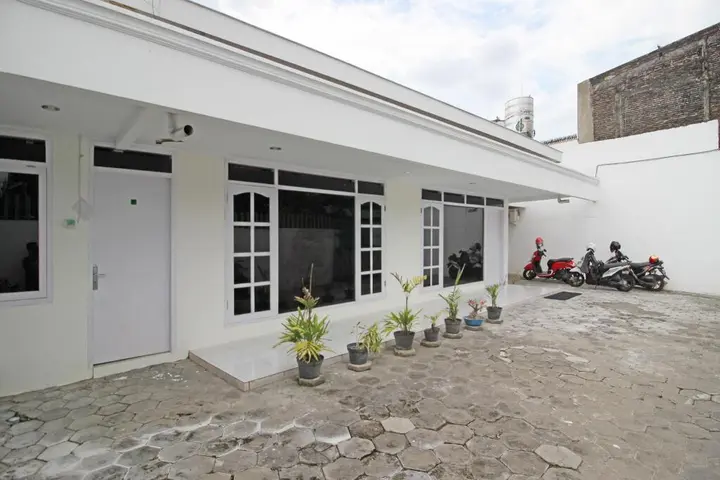 Суракарта: RedDoorz near Terminal Tirtonadi