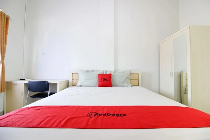 Батуретно: RedDoorz Syariah @ Griya Izzara Guest House