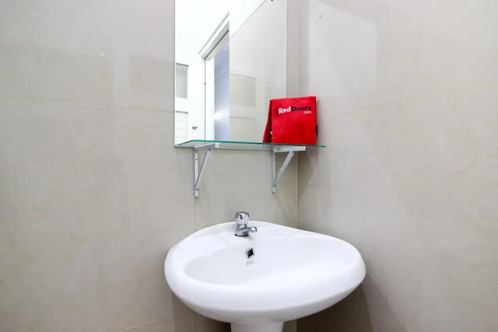 RedDoorz Syariah @ Griya Izzara Guest House — фото 6