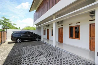Батуретно: RedDoorz Syariah @ Griya Izzara Guest House