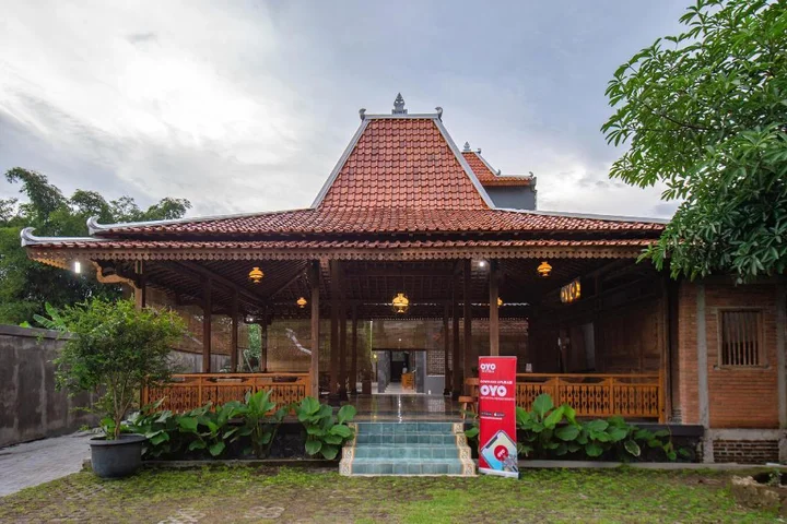 Батуретно: OYO 594 Joglo Manggisan Syariah