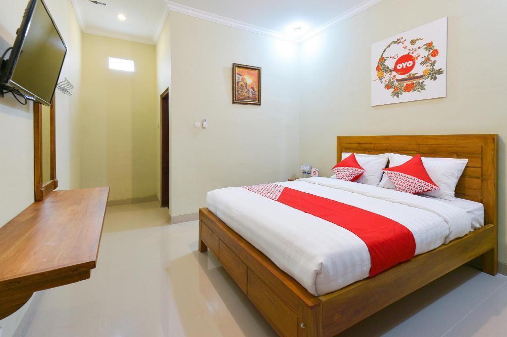 Батуретно: OYO 594 Joglo Manggisan Syariah