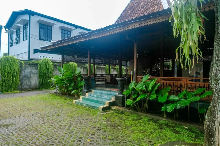 Батуретно: OYO 594 Joglo Manggisan Syariah