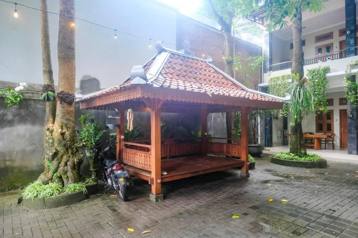 Батуретно: OYO 594 Joglo Manggisan Syariah