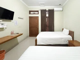 Батуретно: OYO 594 Joglo Manggisan Syariah