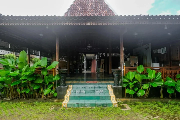 Батуретно: OYO 594 Joglo Manggisan Syariah