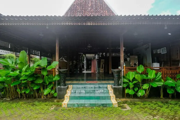 Батуретно: OYO 594 Joglo Manggisan Syariah