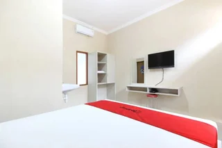 Суракарта: RedDoorz near Balekambang City Park