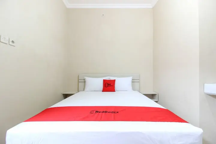 Суракарта: RedDoorz near Balekambang City Park