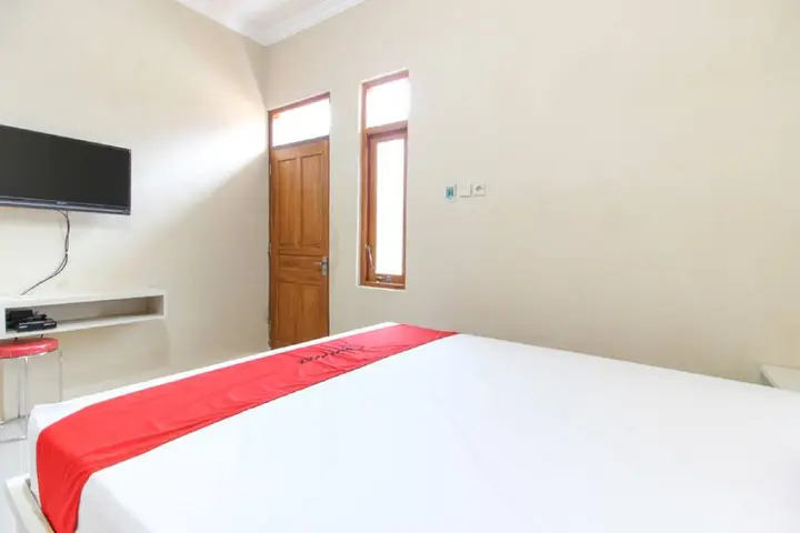 Суракарта: RedDoorz near Balekambang City Park