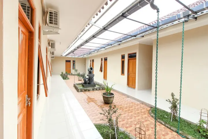 Суракарта: RedDoorz near Balekambang City Park