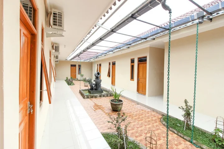 Суракарта: RedDoorz near Balekambang City Park