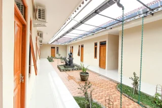 Суракарта: RedDoorz near Balekambang City Park