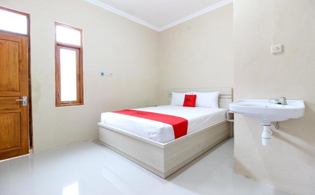 Суракарта: RedDoorz near Balekambang City Park