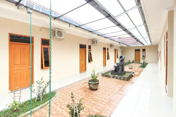 Суракарта: RedDoorz near Balekambang City Park