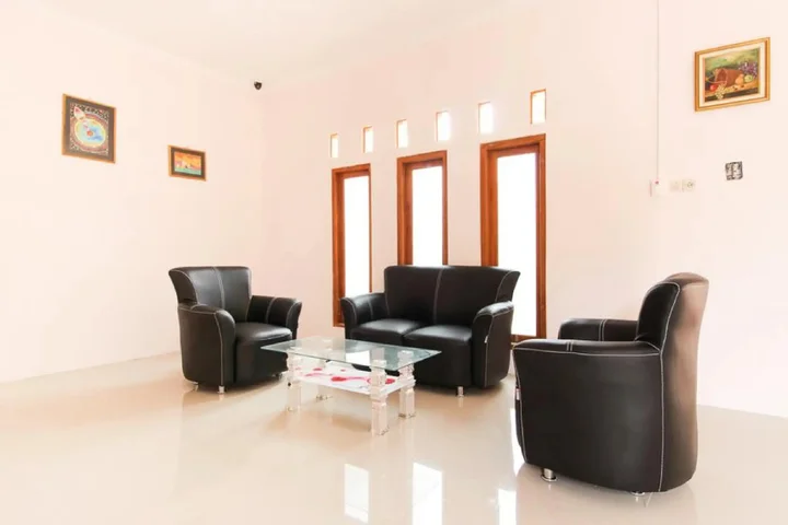 Суракарта: RedDoorz near Balekambang City Park