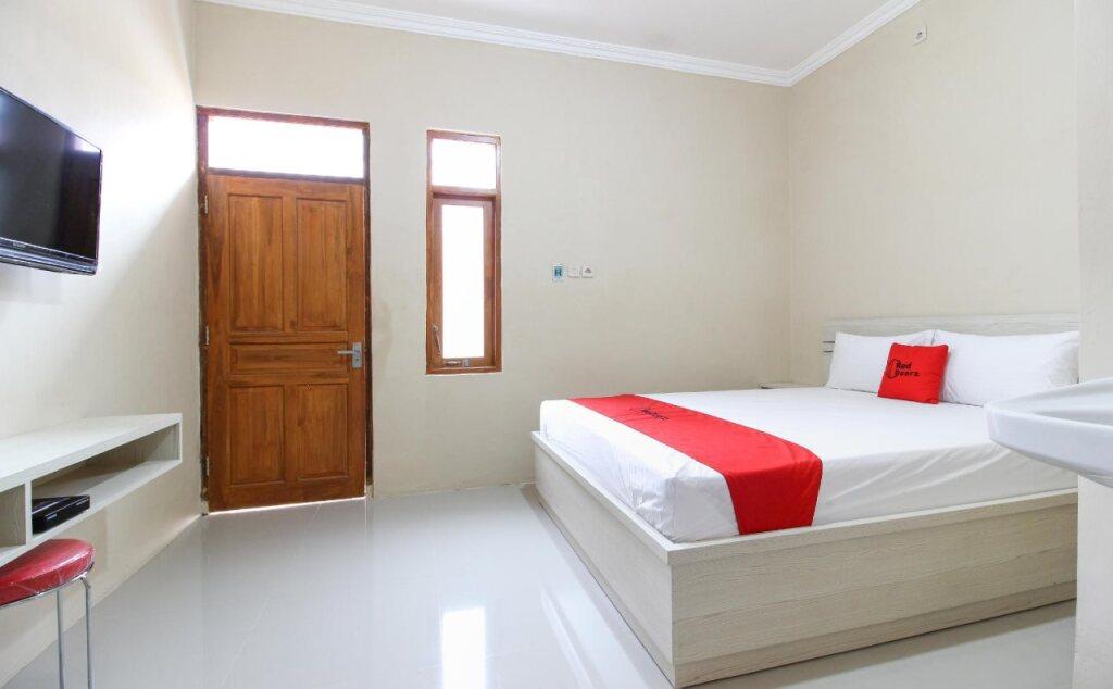 Суракарта: RedDoorz near Balekambang City Park