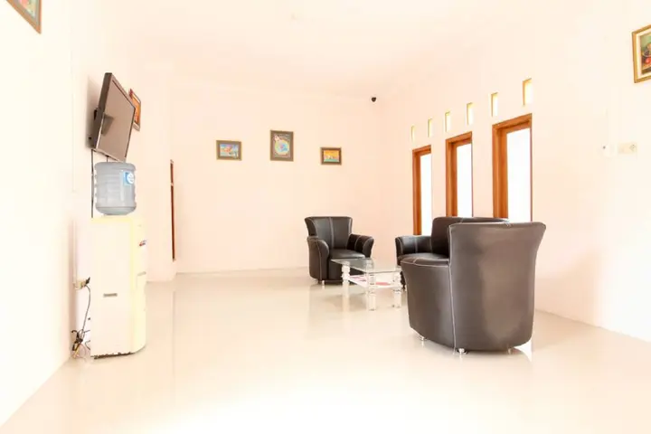Суракарта: RedDoorz near Balekambang City Park