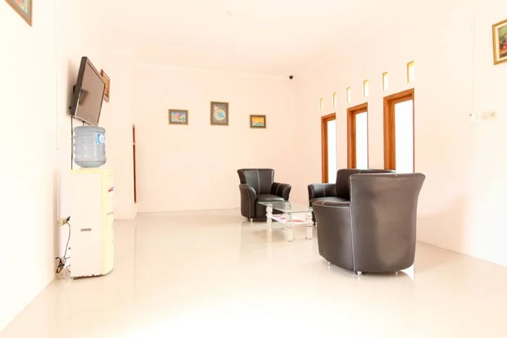Суракарта: RedDoorz near Balekambang City Park