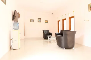 Суракарта: RedDoorz near Balekambang City Park