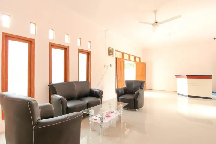 Суракарта: RedDoorz near Balekambang City Park