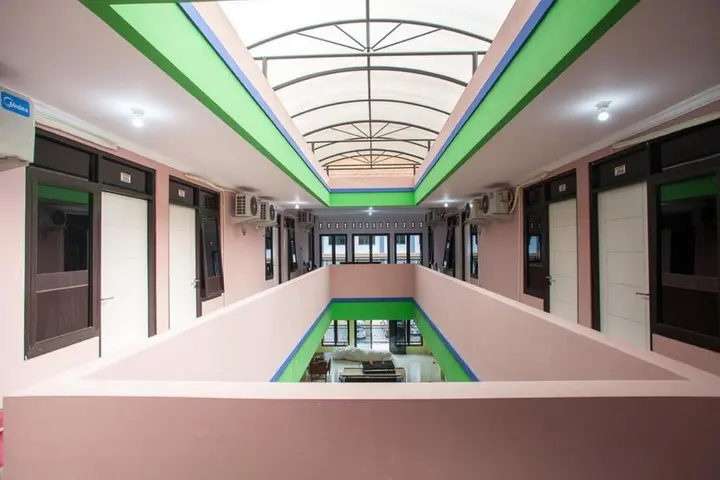 Сурабая: RedDoorz near Petra University 2