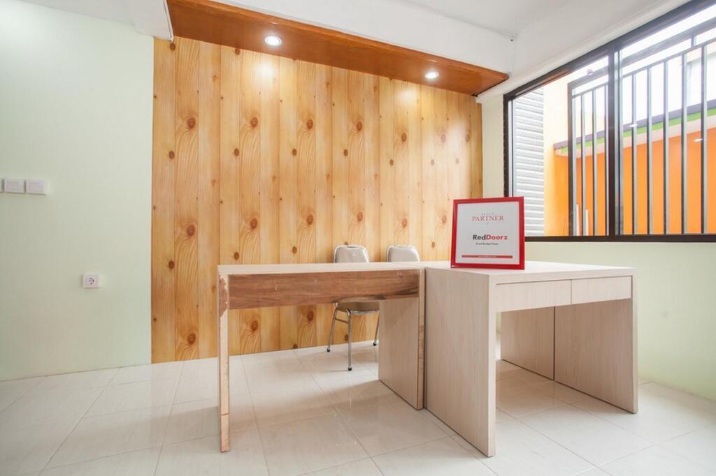 Сурабая: RedDoorz near Petra University 2