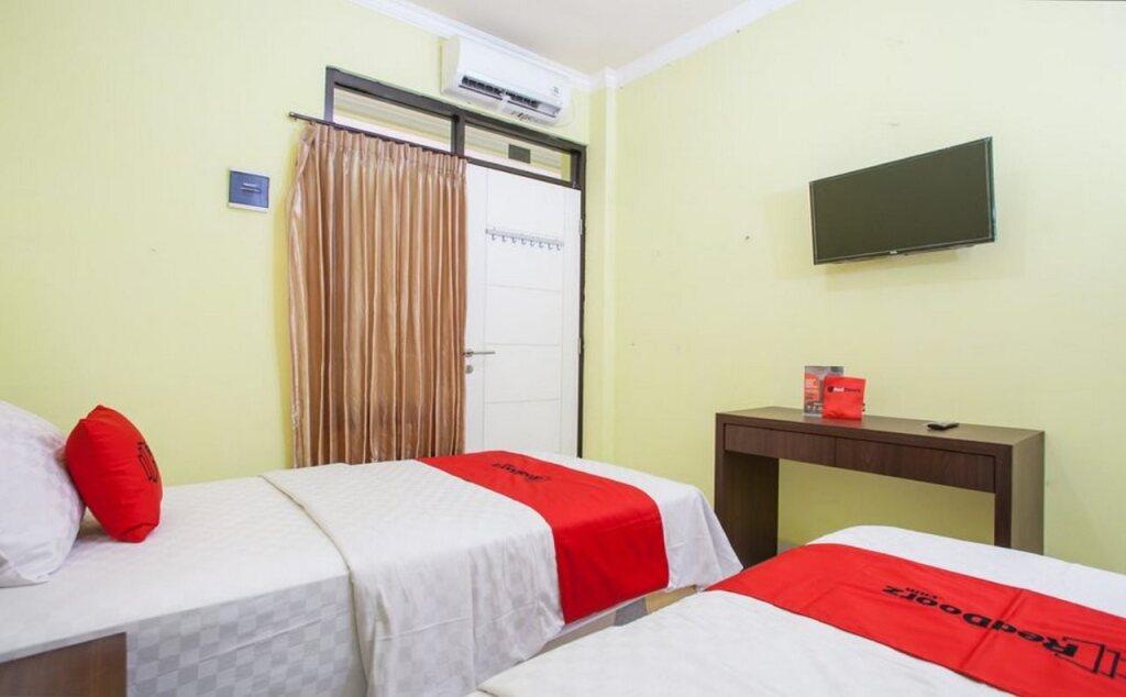 Сурабая: RedDoorz near Petra University 2